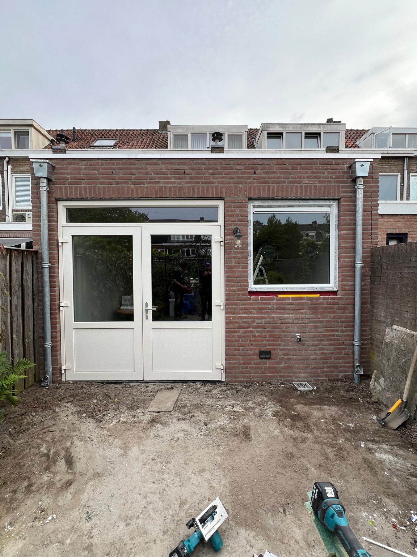 Aanbouw Eindhoven: Een complete aanbouw van 4 bij 5 meter voor een grotere woonkamer en leefkeuken, met vloerverwarming. De bestaande kunststof dubbele deuren u