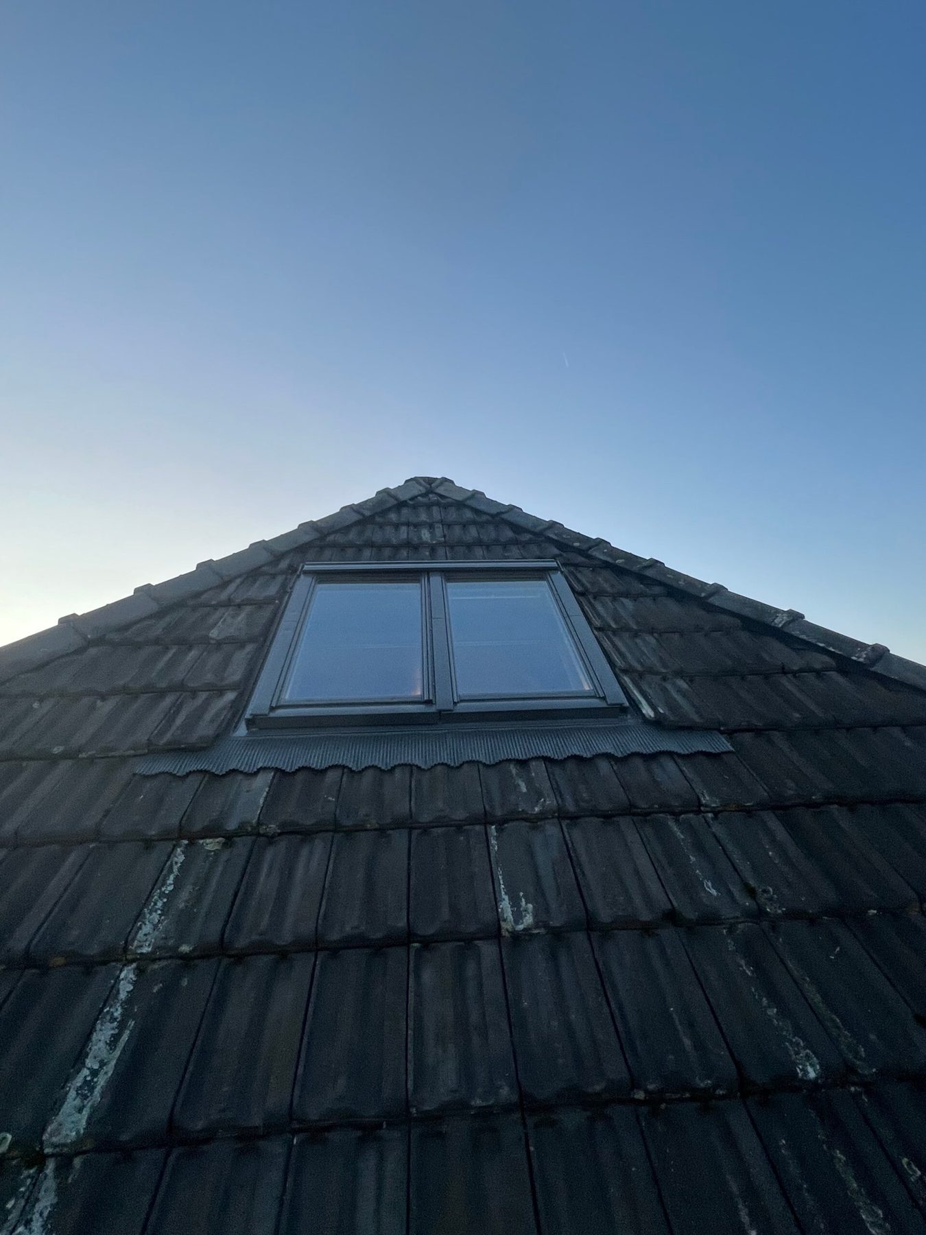 Dakraam in oude pannen
