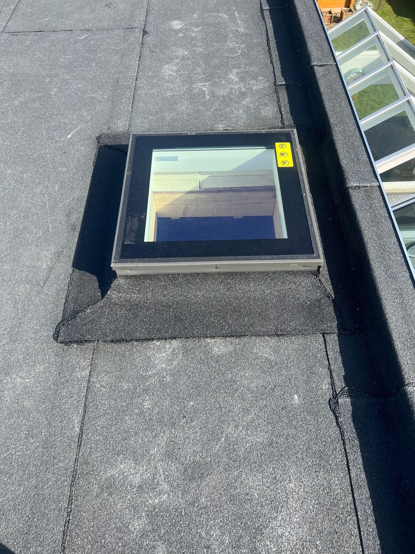 Lichtkoepel op een plat dak, van buiten