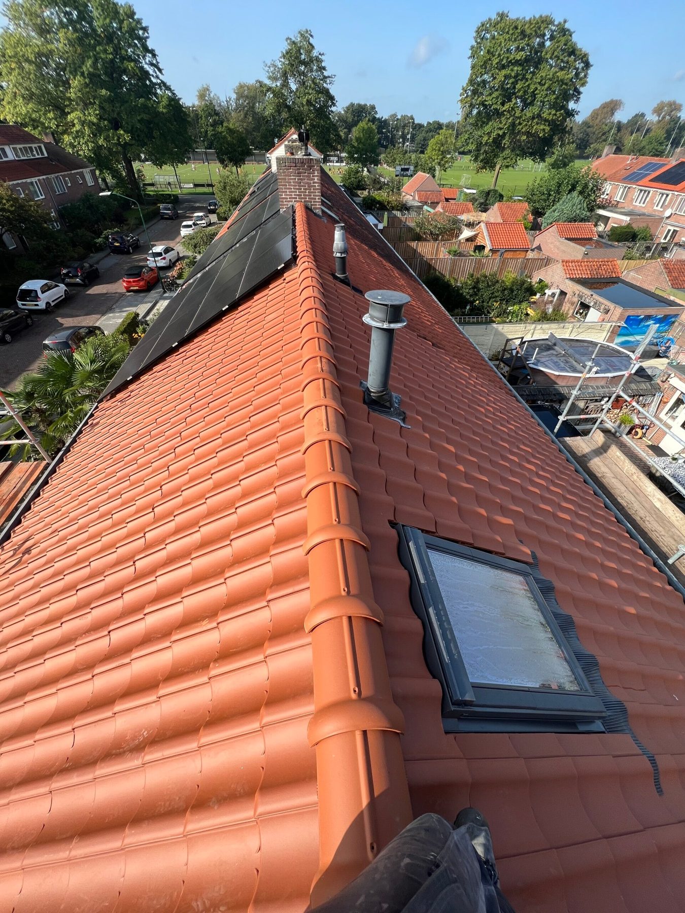 Dakrenovatie Waalre: Een bestaand pannendak volledig vernieuwd: nieuwe tengels, damp-open dakfolie, nieuwe panlatten en als afwerking VHV Vario dakpannen. Veili