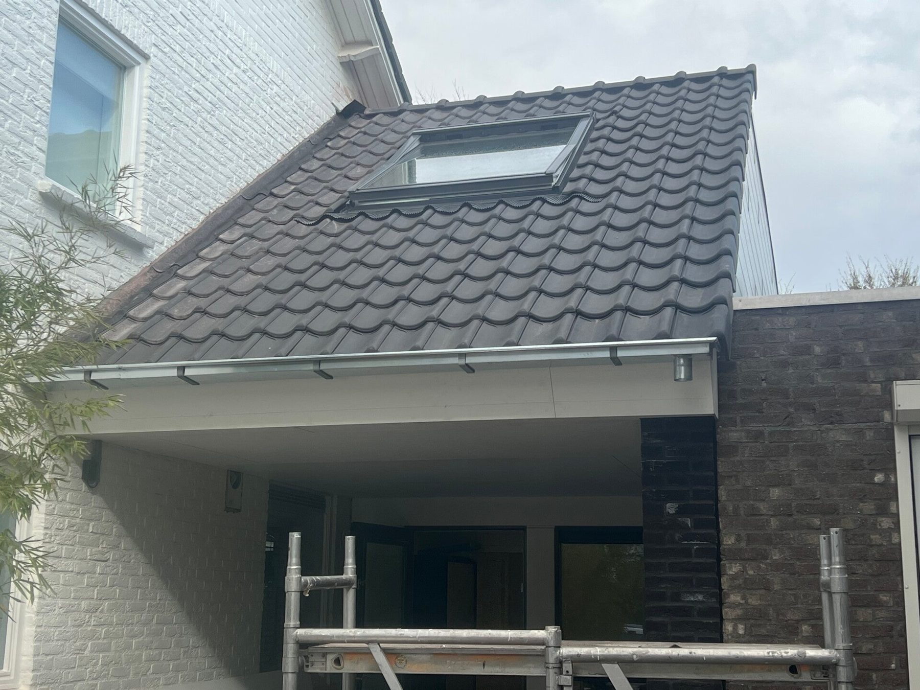 Nieuw pannendak Valkenswaard: Een compleet nieuw pannendak, vanaf de basis opgebouwd met Unidek dakplaten. Een groot Velux SK08-dakraam voor daglicht op zolder 