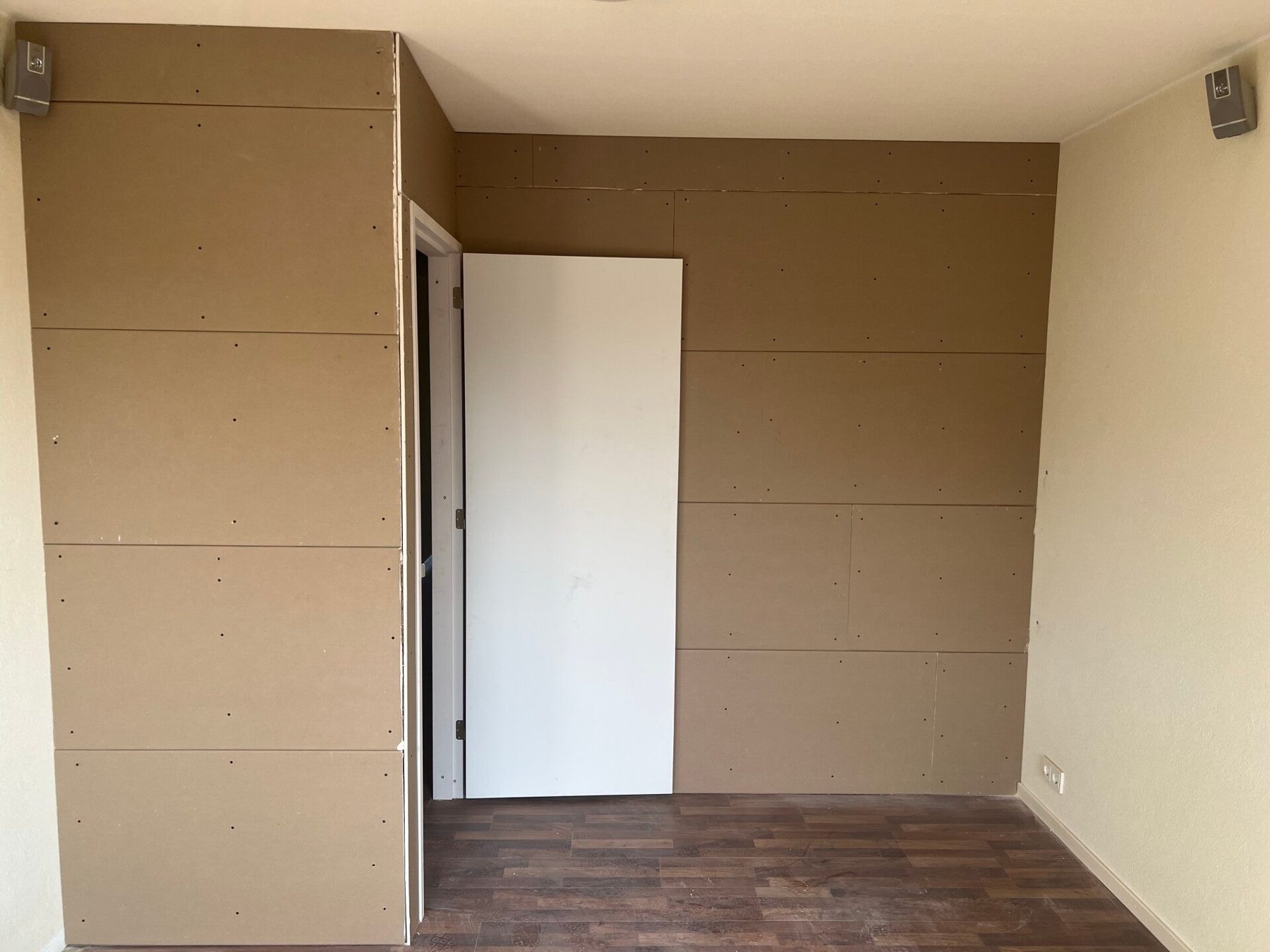 Kamer in renovatie met nieuwe wandplaten en een vloer