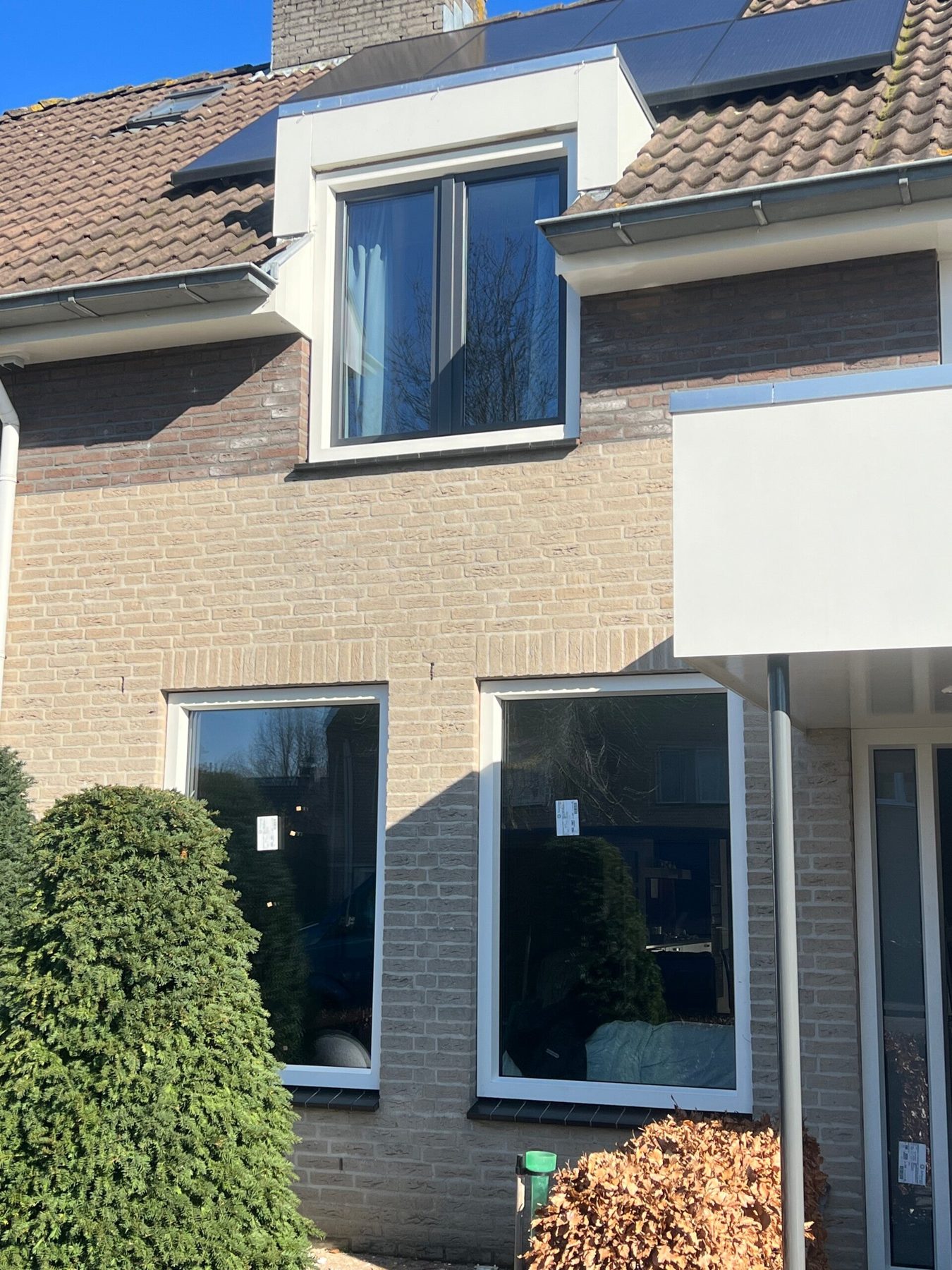 Nieuw kozijn in de voorgevel van een twee-onder-een-kapwoning