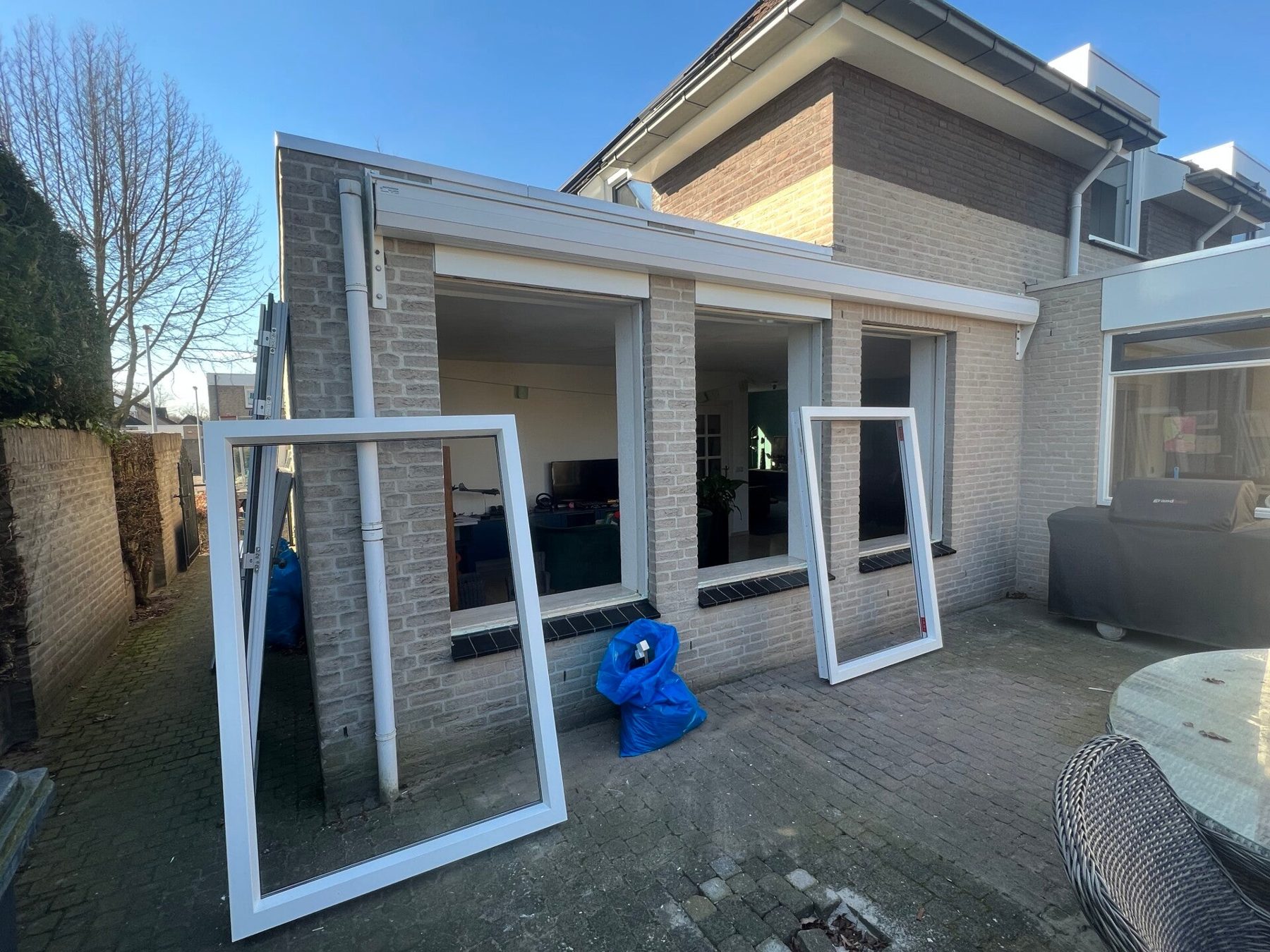 Kozijnen worden geplaatst in de achtergevel van een woning